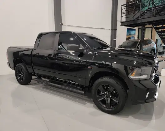 RAM CLASSIC 5.7 V8 GASOLINA LARAMIE NIGHT EDITION CD 4X4 AUTOMÁTICO
