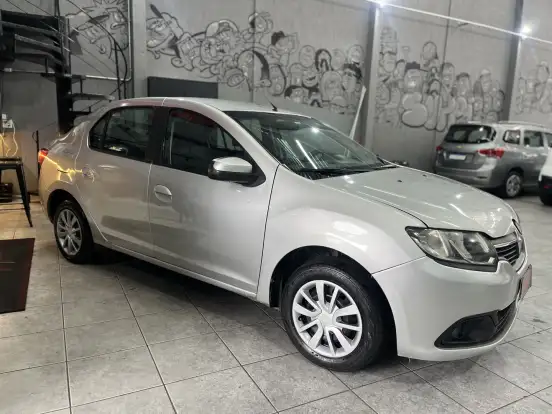 RENAULT-LOGAN-2017