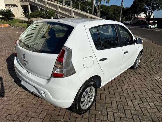 RENAULT-SANDERO-2014