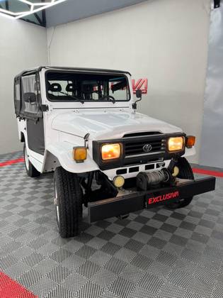 TOYOTA BANDEIRANTE 3.7 BJ50LV 4X4 TETO RIGIDO DIESEL 2P MANUAL