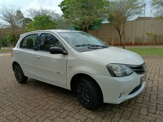 TOYOTA-ETIOS-1.3 XS 16V FLEX 4P MANUAL TOYOTA-ETIOS-2013