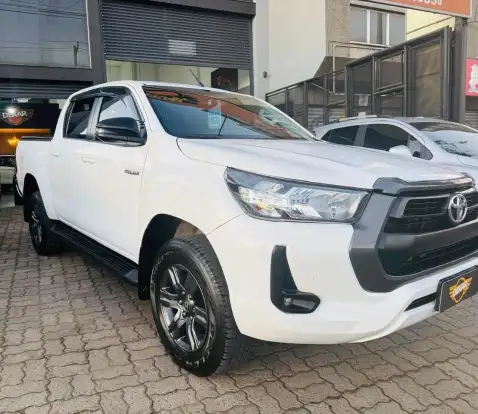 TOYOTA-HILUX-2.8 D-4D TURBO DIESEL CD SR 4X4 AUTOMÁTICO TOYOTA-HILUX-2023