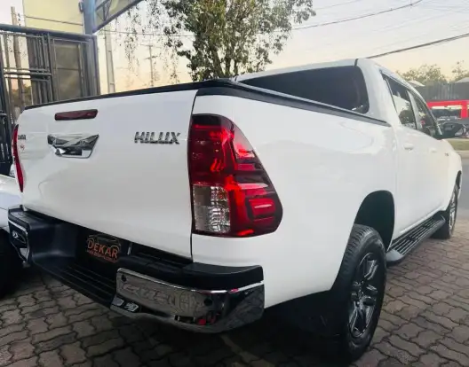 TOYOTA-HILUX-2023