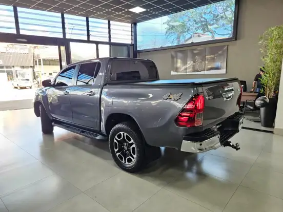TOYOTA-HILUX-2.8 D-4D TURBO DIESEL CD SRV 4X4 AUTOMÁTICO TOYOTA-HILUX-2022