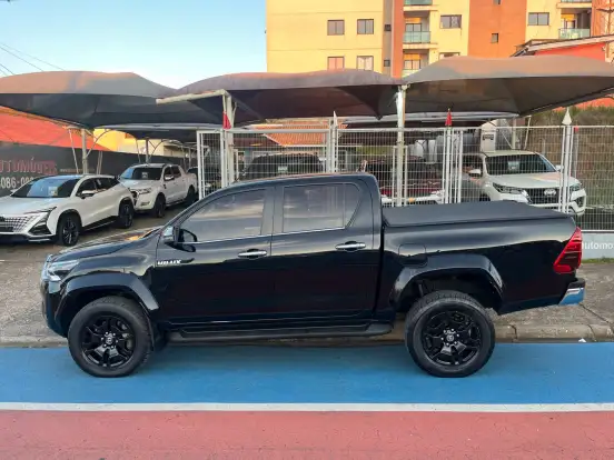TOYOTA-HILUX-2024