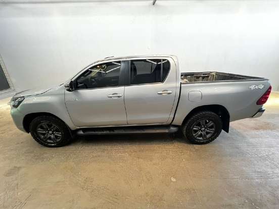 TOYOTA-HILUX-2.8 D-4D TURBO DIESEL CD SR 4X4 AUTOMÁTICO TOYOTA-HILUX-2023