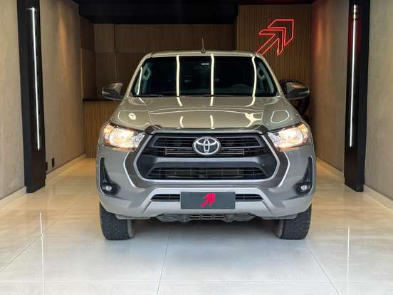 TOYOTA-HILUX-2.8 D-4D TURBO DIESEL CD SR 4X4 AUTOMÁTICO TOYOTA-HILUX-2023