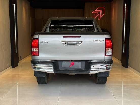 TOYOTA-HILUX-2023