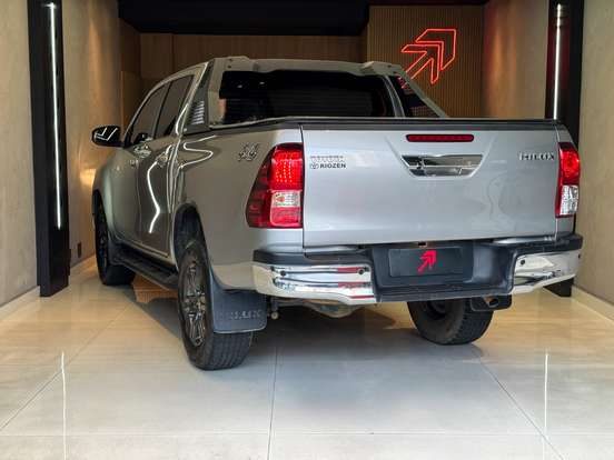 TOYOTA-HILUX-2023