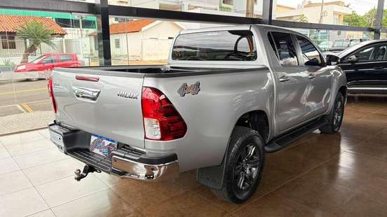 TOYOTA-HILUX-2023