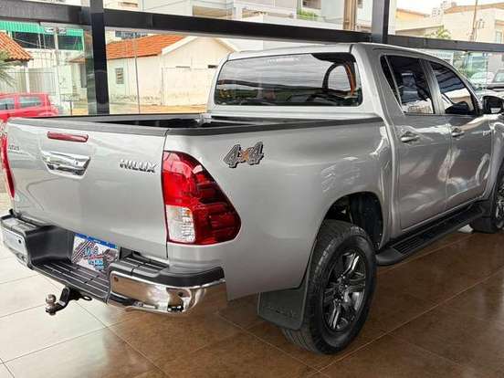 TOYOTA-HILUX-2.8 D-4D TURBO DIESEL CD SR 4X4 AUTOMÁTICO TOYOTA-HILUX-2023
