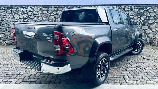 TOYOTA-HILUX-2023