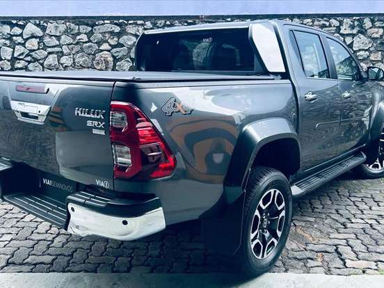 TOYOTA-HILUX-2.8 D-4D TURBO DIESEL CD SRX 4X4 AUTOMÁTICO TOYOTA-HILUX-2023