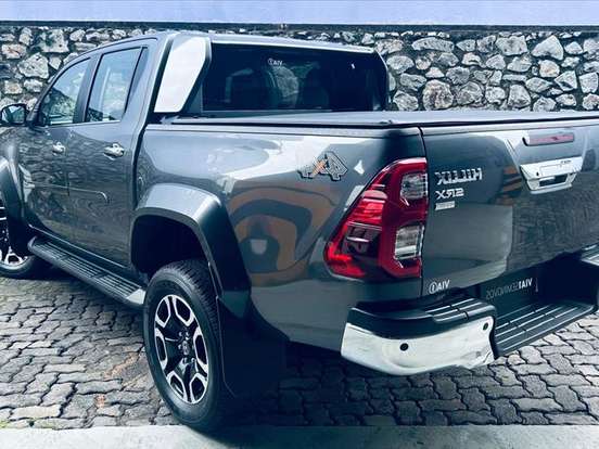 TOYOTA-HILUX-2.8 D-4D TURBO DIESEL CD SRX 4X4 AUTOMÁTICO TOYOTA-HILUX-2023