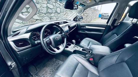 TOYOTA-HILUX-2023