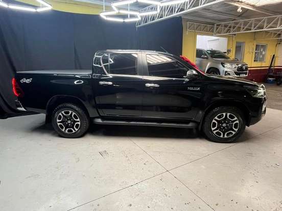 TOYOTA-HILUX-2021