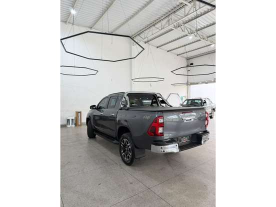 TOYOTA-HILUX-2.8 D-4D TURBO DIESEL CD SRX 4X4 AUTOMÁTICO TOYOTA-HILUX-2023