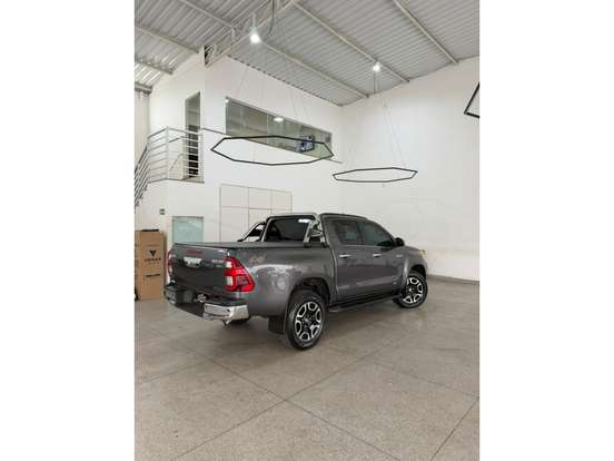 TOYOTA-HILUX-2.8 D-4D TURBO DIESEL CD SRX 4X4 AUTOMÁTICO TOYOTA-HILUX-2023