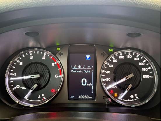 TOYOTA-HILUX-2.8 D-4D TURBO DIESEL CD SRX 4X4 AUTOMÁTICO TOYOTA-HILUX-2024