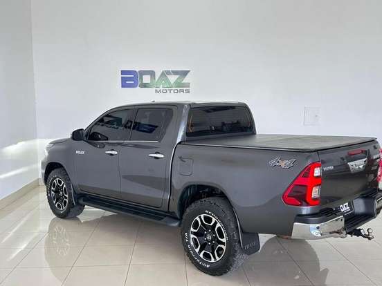 TOYOTA-HILUX-2.8 D-4D TURBO DIESEL CD SRX 4X4 AUTOMÁTICO TOYOTA-HILUX-2023