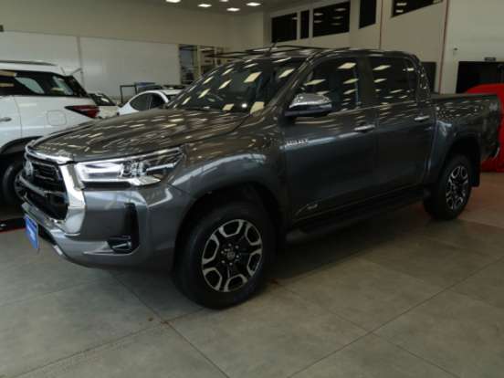 TOYOTA-HILUX-2.8 D-4D TURBO DIESEL CD SRX 4X4 AUTOMÁTICO TOYOTA-HILUX-2025
