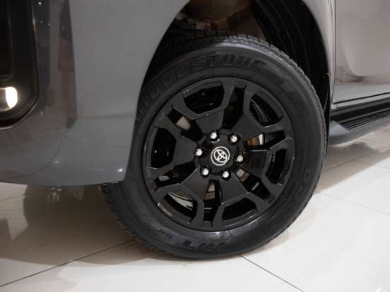 TOYOTA-HILUX-2.8 D-4D TURBO DIESEL CD SRX 4X4 AUTOMÁTICO TOYOTA-HILUX-2023