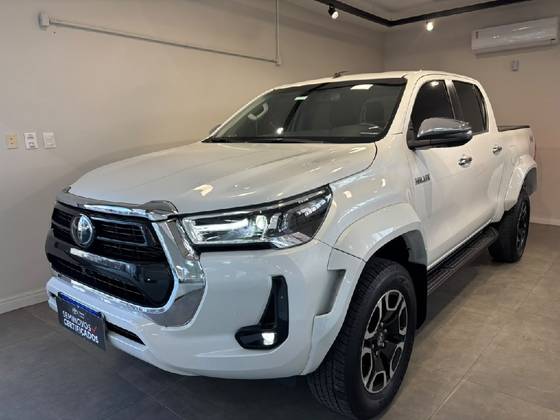 TOYOTA HILUX 2.8 D-4D TURBO DIESEL CD SRX PLUS 4X4 AUTOMÁTICO