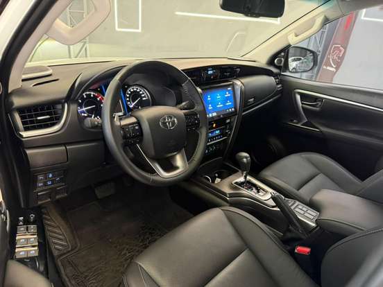 TOYOTA-HILUX-2025
