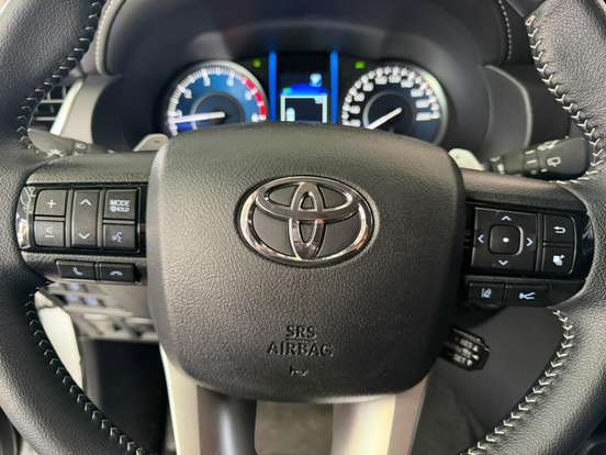 TOYOTA-HILUX-2.8 D-4D TURBO DIESEL CD SRX PLUS 4X4 AUTOMÁTICO TOYOTA-HILUX-2025