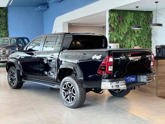 TOYOTA-HILUX-2023
