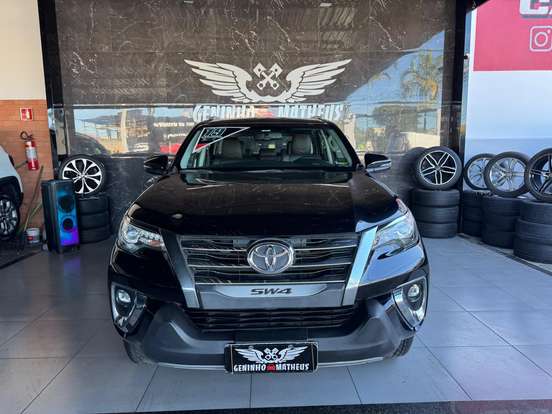 TOYOTA-HILUX-2019
