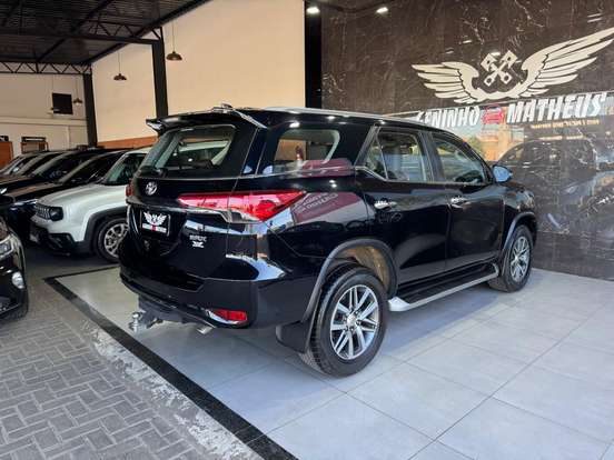 TOYOTA-HILUX-2019