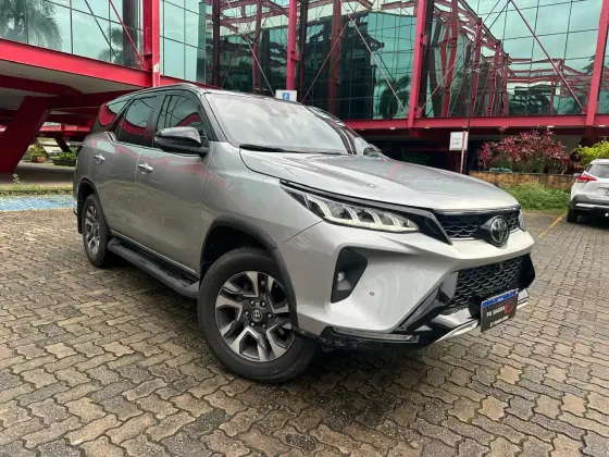TOYOTA HILUX SW4 2.8 D-4D TURBO DIESEL DIAMOND 7L 4X4 AUTOMÁTICO