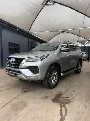 TOYOTA HILUX SW4 2.8 D-4D TURBO DIESEL SRX 7L 4X4 AUTOMÁTICO
