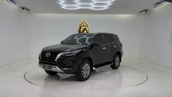 TOYOTA HILUX SW4 2.8 D-4D TURBO DIESEL SRX 7L 4X4 AUTOMÁTICO