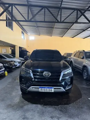 TOYOTA HILUX SW4 2.8 D-4D TURBO DIESEL SRX 7L 4X4 AUTOMÁTICO