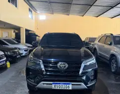TOYOTA HILUX SW4 2.8 D-4D TURBO DIESEL SRX 7L 4X4 AUTOMÁTICO TOYOTA HILUX SW4 2.8 D-4D TURBO DIESEL SRX 7L 4X4 AUTOMÁTICO