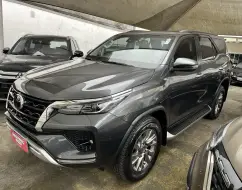 TOYOTA HILUX SW4 2.8 D-4D TURBO DIESEL SRX 7L 4X4 AUTOMÁTICO TOYOTA HILUX SW4 2.8 D-4D TURBO DIESEL SRX 7L 4X4 AUTOMÁTICO