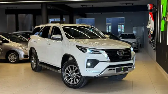 TOYOTA HILUX SW4 2.8 D-4D TURBO DIESEL SRX 7L 4X4 AUTOMÁTICO