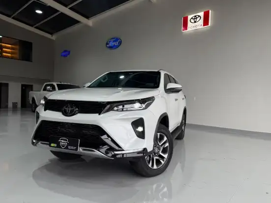 TOYOTA-HILUX SW4-2024