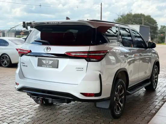 TOYOTA-HILUX SW4-2025