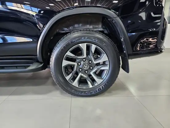 TOYOTA-HILUX SW4-2.8 D-4D TURBO DIESEL SRX PLATINUM 7L 4X4 AUTOMÁTICO TOYOTA-HILUX SW4-2025