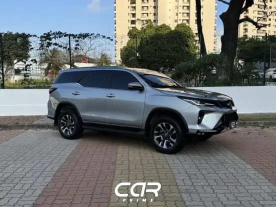TOYOTA-HILUX SW4-2024