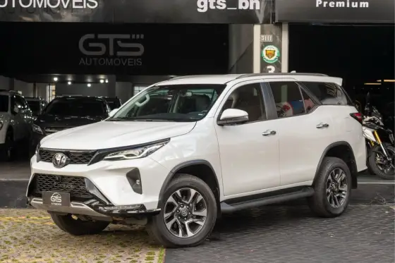TOYOTA HILUX SW4 2.8 D-4D TURBO DIESEL SRX PLATINUM 7L 4X4 AUTOMÁTICO