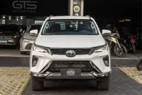 TOYOTA-HILUX SW4-2024