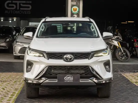 TOYOTA-HILUX SW4-2.8 D-4D TURBO DIESEL SRX PLATINUM 7L 4X4 AUTOMÁTICO TOYOTA-HILUX SW4-2024
