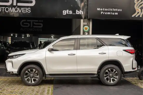 TOYOTA-HILUX SW4-2024