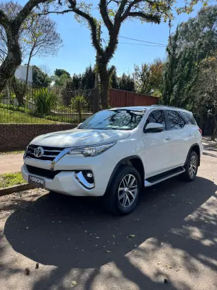 TOYOTA HILUX SW4 2.8 SRX 4X4 7 LUGARES 16V TURBO INTERCOOLER DIESEL 4P AUTOMÁTICO