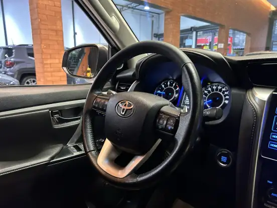 TOYOTA-HILUX SW4-2.8 SRX 4X4 7 LUGARES 16V TURBO INTERCOOLER DIESEL 4P AUTOMÁTICO TOYOTA-HILUX SW4-2018
