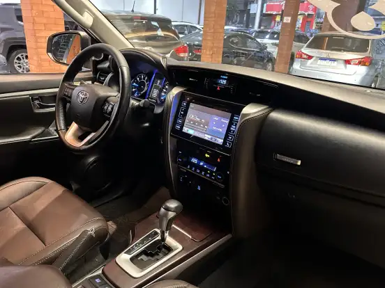 TOYOTA-HILUX SW4-2.8 SRX 4X4 7 LUGARES 16V TURBO INTERCOOLER DIESEL 4P AUTOMÁTICO TOYOTA-HILUX SW4-2018